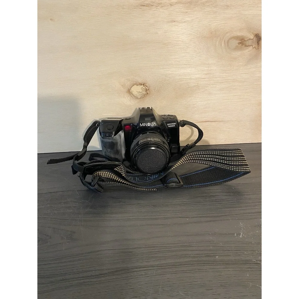 Minolta Maxxum 7000i Film Camera with cover, Lens, New battery, Manuals, &‎ Bag